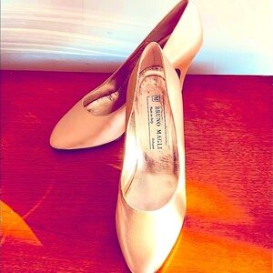☃️ BRUNO MAGLI, bone satin, ELEGANT like new. 8b. comp NORDSTROM $350.
dyable!